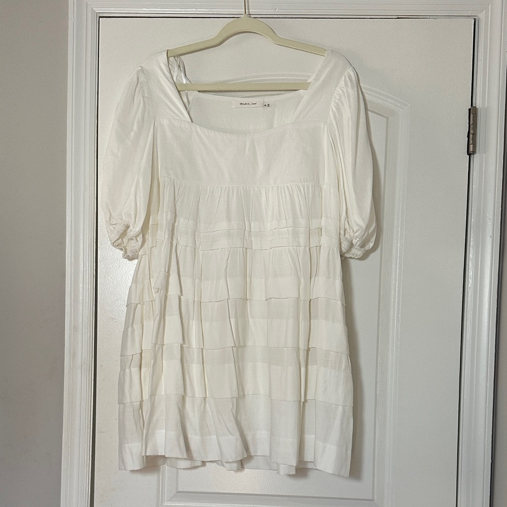 White linen dress! Perfect for date night or a girls brunch. Babydoll ruffles